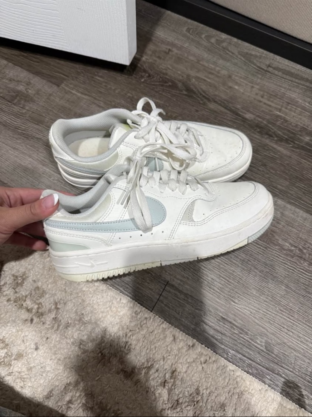 Nike White Low-Top Sneakers with Light Gray Interior